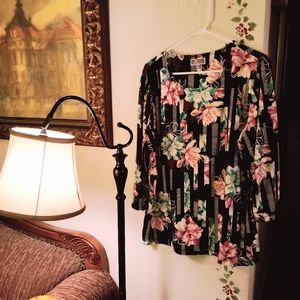 🎄4 for $20! Womens Flower and striped Top